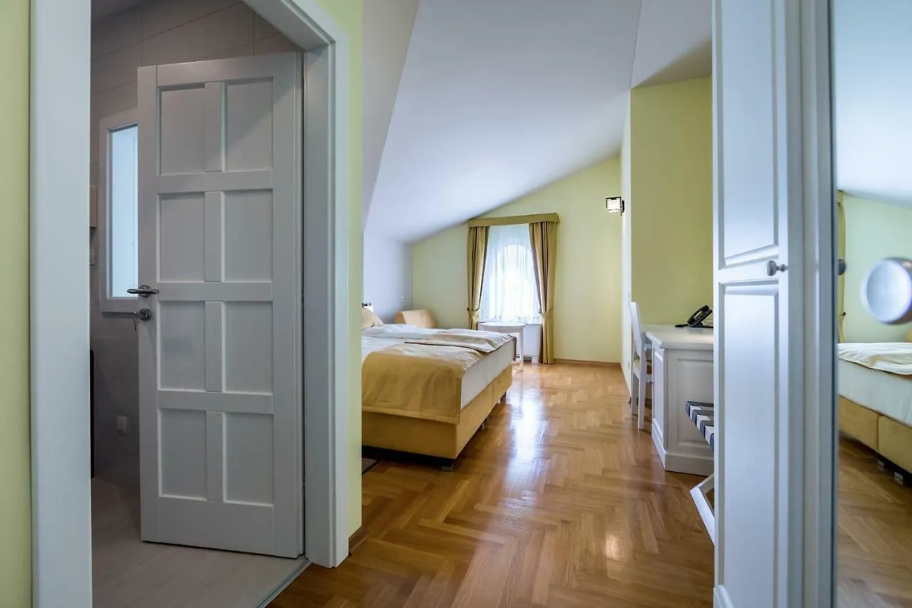 Hotel Domino Οπατία
