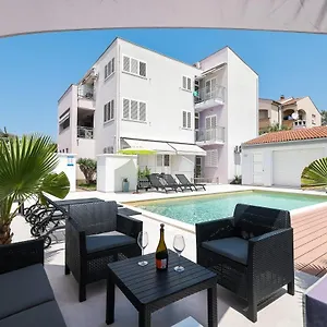 Leona Apartament